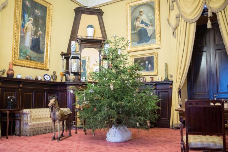 В Александровском дворце установили и украсили живую елку  